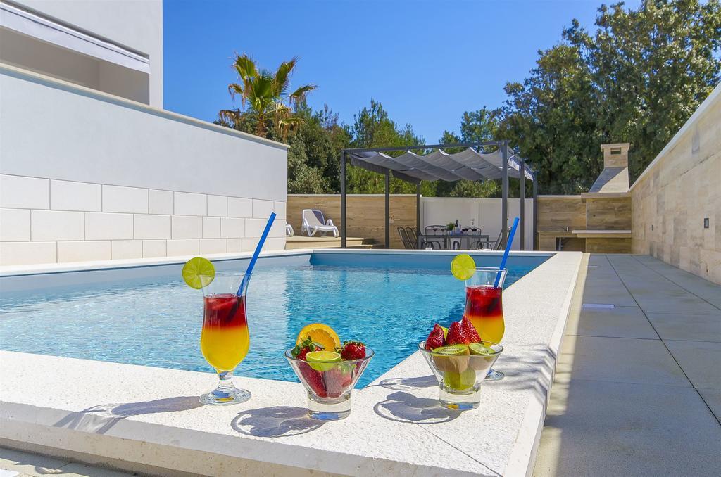 Apartments Villa V Vir Kültér fotó